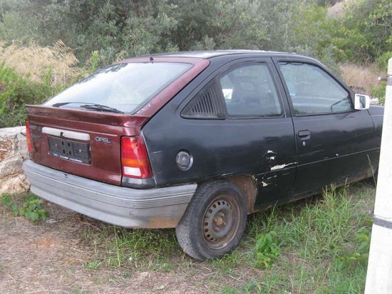 Taaataaa...
Hier ist mein Auto!!
Das Nummernschild habe ich extra abgemacht und die Kratzer stören mich nicht 