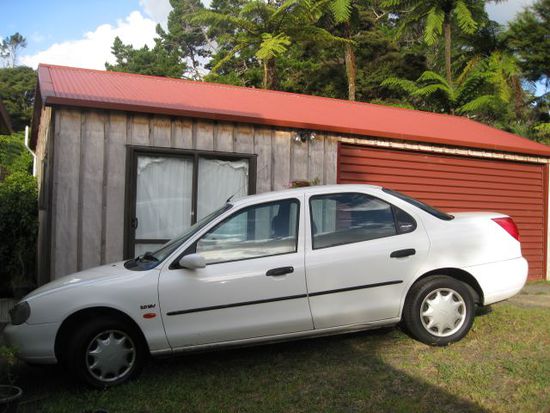 Das ist er: Mein Ford Mondeo!
Er heißt "Waka" und hat ein Stoff- Kiwi namens "Mr. Kiwi" als Schutzengel.
Waka heißt Kanu auf Maori und meine Gastmutter hat mich auf den Namen gebracht. Der Stoff- Kiwi ist ein Geschenk von einem gutem Freund meiner Gastfamilie (mit dem ich am WE wandern gehe) und er soll mich und das Auto beschützen!!