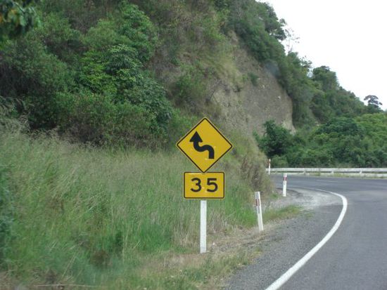 Bei dieser Kurve ist 35 km/h empfohlen und es ist auch besser wenn man das beachtet bzw. einhält...