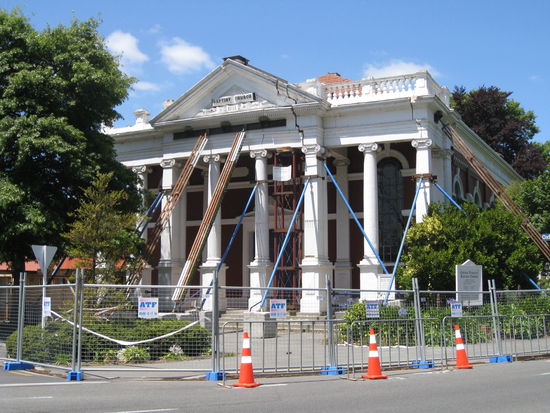 Gebäude in Christchurch... Das war nach dem ersten Erdbeben in September. Es gab viele Nachbeben und leider ein zweites größeres Erdbeben in den letzten Wochen.... Es waren im Dezember noch einige Straßen gespert und viele Läden waren noch nicht in Betrieb oder mussten umziehen.