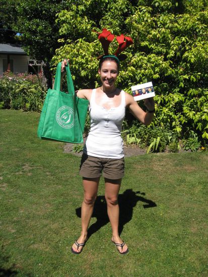 Ich im Garten von dem tollen Hostel (Foley Tower in Christchurch) wo ich die letzten Tage war, bevor ich zu meiner Gastfamilie nach Auckland geflogen bin.
Hier mit dem Abschiedsgeschenk von meinen Kiwi-chicks Ines, Doro und Mary! DANKE ihr drei!!! Die Zeit mt euch war SUPER und ich habe  mich soooo über euer Geschenk gefreut! Ihr wart ja live dabei und habt ja gesehen wie sehr ich mich gefreut habe!! Thx so much!