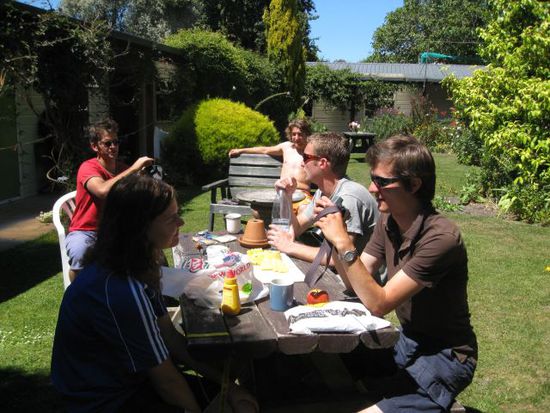 Auch im Garten des Foley Towers. Das Hostel ist echt toll und ich habe dort supernette Leute kennengelernt. Siehe Foto: Jenny, Adrian, Aurelion, Mark und Milo. Mit ihnen war ich auch abends on tour (ohne Jenny). In der Mitte der Garten und drum herum schöne gemütliche Dreibettzimmer. In zwei anderen schönen kleinen Häuschen ist die Küche, Aufenthaltsraum, eine zweite Küche und TV Raum. Die Betreiber sind auch supernett. 100 Punkte von mir