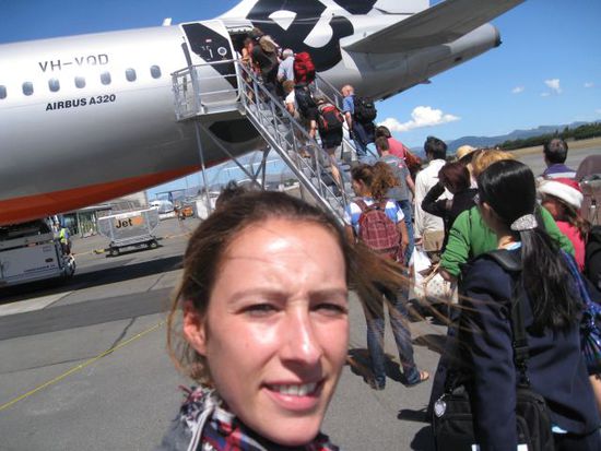Samstag 12.12.2010 auf von Christchurch nach Auckland zu meiner Gastfamilie.
Nein, ich gucke nicht besorgt wegen dem Flieger... die Sonne hat geblendet! Wobei ich sagen muss, dass es komisch war in so einer "kleinen" Maschine zu fliegen
Jet star gehört zu Quantas und zum Glück kam ich heil an !!