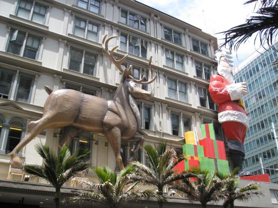 Weihnachtsdeko in der Queen Street (wie die Planken in Mannheim) in Auckland city