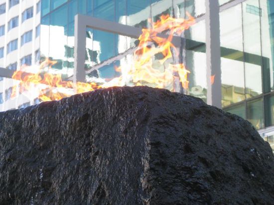 Stein mit Feuer in Auckland