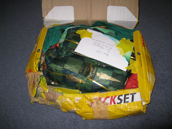 Es wurde nichts herausgenommen und das freute mich natürlich sehr 
Hat nur 6 Wochen gedauert bis es ankam aber...