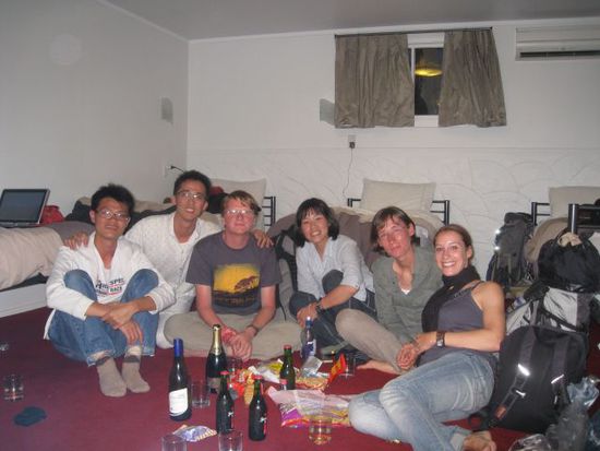 1.30 Uhr Ankunft in unserem Zimmer in Hostel... Weiterfeiern im Zimmer bis 4 Uhr... Es war wirklich ein schöner Abend! Gemütlich und keine fette Party, das war genau richtig so...
