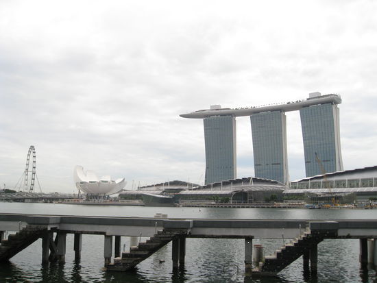 Marina Bay Sands:
Casino mit angeschlossenem Hotel in der Marina-Bucht (Marina Bay).
Auf den drei Hoteltürmen befindet sich eine 340 m lange Plattform, die u. a. einen Park mit Swimmingpool beinhaltet... Nicht übel, oder 