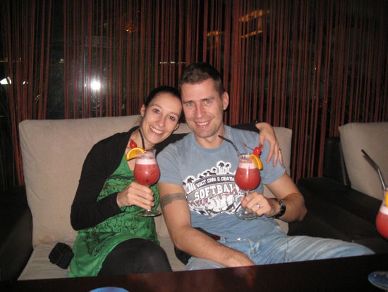 ...und schön den abend mit einem Singapore Sling ausklingen lassen 
Hier, noch zusammen mit meinem Freund den ich in Singapur getroffen habe und in 2 Tagen leider verabschieden muss. Er fliegt weiter nach Samui  (hoffen wir, dass sich die Situation dort verbessert) und ich ein Tag später nach Sydney.