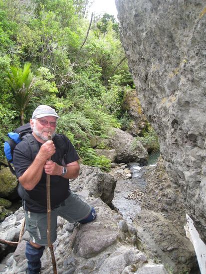 John, er ist echt ein Klasse Mensch und ich hatte einen superschönen Tag mit ihm. Es war mir eine Ehre von einem echtem Guide durch den Busch geführt zu werden. Er ist keine 30ig mehr, aber weil er jahrelang als Guide gearbeitet hat ist er wirklich topfit!
Auf dem Fels haben wir übringens gegessen... Sieht hier auf dem Bild nicht so hoch aus wie es eigentlich war  Wir mussten gut klettern um da hochzukommen 