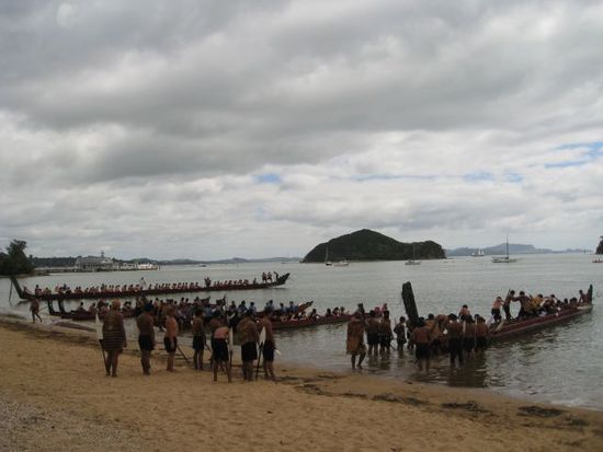 Maoris und Wakas nach ihren Haka