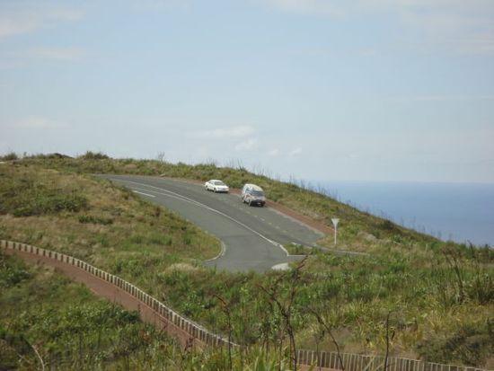 unsere Autos ganz allein am Cape Reinga, als wir kamen war alles voll