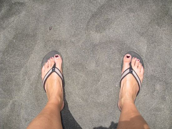 schwarzer Sand ist echt toll ABER sehr, sehr heiß wenn die Sonne scheint Ohne Flip Flops ist nur was für ganz harte Kerle oder Hornhautfüße