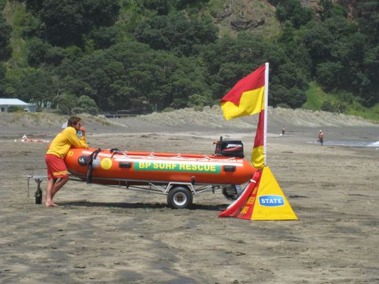 und mit diesen Booten stürzen sich die Rettungsschwimmer in die Welllen wenn jemand in Not ist.