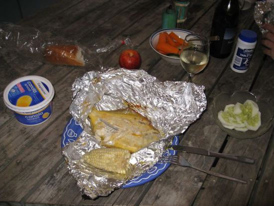erst die Arbeit, dann das Vergnügen. Mhm, der Flounder war superlecker. Dazu gab es sweet corn, Kartoffeln und Gurke UND ein Glas Wein natürlich Danke Glennys !