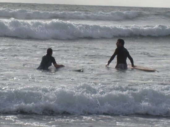 ...morgens habe ich mit Dean surfen gelernt und abends war ich dann mit Nir aus meinem Hostel und Freunden von Dean draussen im Meer um ein paar Wellen zu fangen bzw. auf ihnen zu surfen