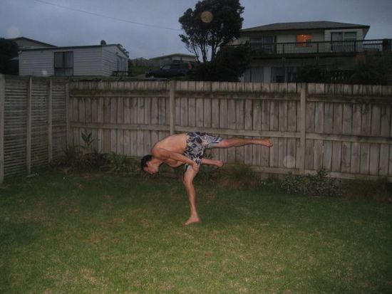 nach dem surfen gab es noch eine Capoeira Vorstellung und Lernstunde und dann bin ich müde ins Bett gefallen und am nächsten morgen nach Coromandel gefahren (Ostküste)