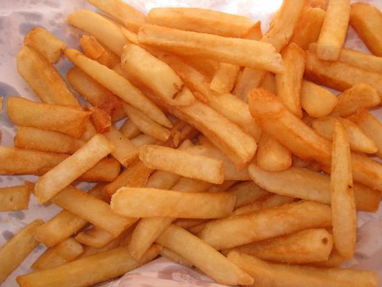 jummy chips... diesmal ohne fish. In fast jedem Ort gibt es ein superguten fish & chips Laden und es wir immer in Papier und außen mit Zeitung eingepackt I love it