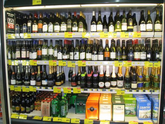 Weinregal im Supermarkt