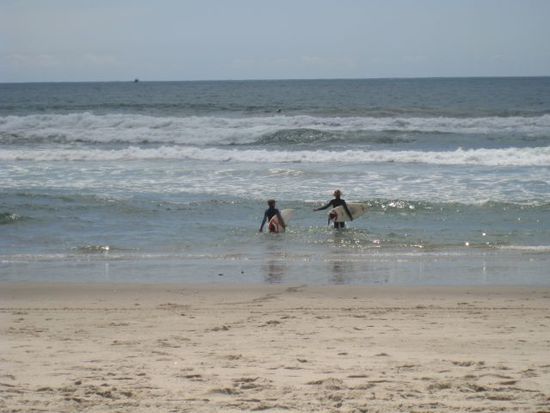 2 surfkids.... die fangen hier alle früh an mit surfen
Die jüngsten waren ca. 6 Jahre alt die ich gesehen habe...Da war aber der Vater dabei....