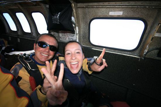 Chris mein Tandem master und ich im Flieger.
Wir flogen 20 min. über Neuseeland und die Aussicht war fantastisch. Das Wetter war perfekt und ich war voller Vorfreude.
Ich war komischerweise nur den Tag davor nervös, aber vor Ort überhaupt nicht mehr. Wir wurden wirklich super betreut und ich fühlte mich von Anfang an sicher und wohl !! Wäre es anders gewesen, hätte ich es auch nicht gemacht