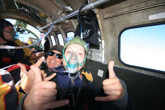 Weil wir auf 16,500 feet waren, mussten wir vor dem Sprung extra Sauerstoff zu uns nehmen.