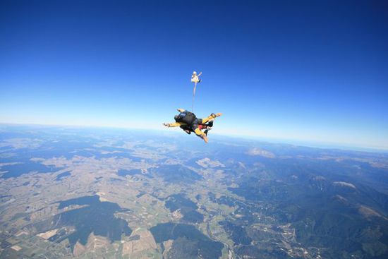 hier öffnet sich der kleine Fallschirm (der muss geöffnet sein, sonst wird man zu schnell) max. 200 km/h ist schnell genung