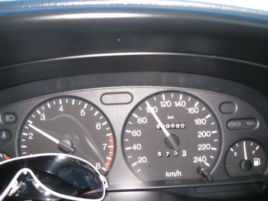 max. 100 km/h sind erlaubt. Das ist auf einer geraden Strecke ohne Hügel echt fies Besonders wenn man eeeewig Berg rauf und runter gefahren ist und sich freut, dass man auf der gerade Strecke endlich mal richtig fahren könnte. Ist ja nicht so, dass ich ein Eile bin oder rase will, aber so 120 wäre schonmal schön.... Naja, ich genieße die Fahrt und 100 zu fahren ist sowieso Sprit sparender Die Benzinpreise sind nämlich teurer geworden