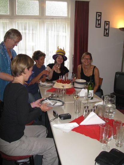 Sarah aus UK hatte Geburtstag und Helen, die Besitzerin hat für alle Buffet gerichtet und eine Torte gebacken, Eis gab es auch noch.... WOW 