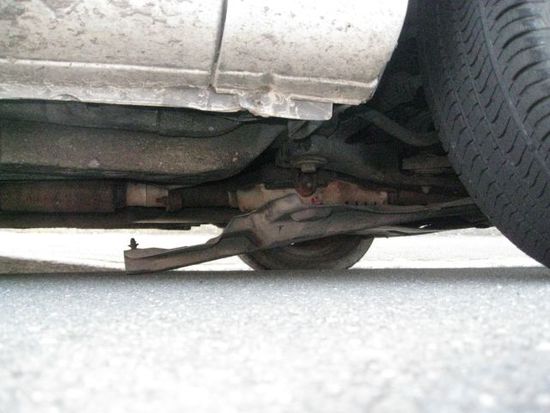 so bin ich ca 300 km gefahren... bin froh, dass es immerhin nach 300 km gesehen habe Es hat nicht geklappert, habe nur ab und zu gehört dass irgendwas ander klingt als sonst
Ich war in der Werkstatt und die haben es kostenlos wieder befestigt!