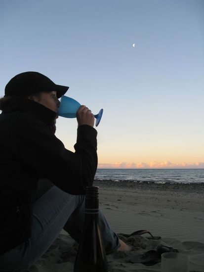 Sonnenuntergang mit Mond am Himmel und lecker Wein! TOLL. Das war der Hosteleigene Strand 