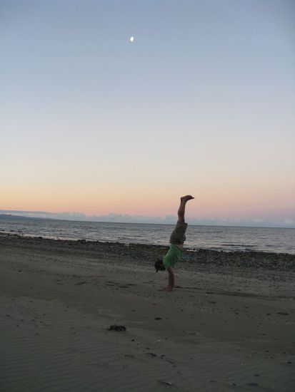Mark im Kopfstand mit Mond im Hintergrund 