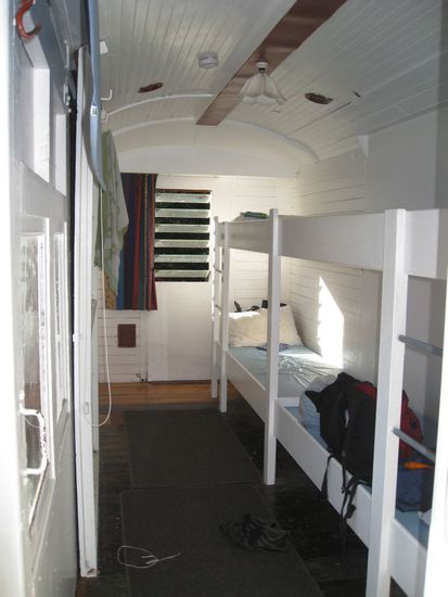 hinten habe ich geschlafen (unten). Vorne hat eine deutsche geschlafen. Sie fand es auch eklig und wir brauchten beide eine Weile bis wir einschlafen konnten... Auf dem Foto sieht es nicht übel aus, aber in echt war es dreckig und sehr ungemütlich...