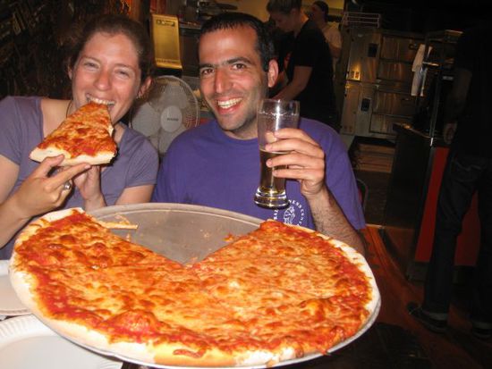 Schöner Abend mit Lior und Tamar aus Israel... Das ist mal eine PIZZA