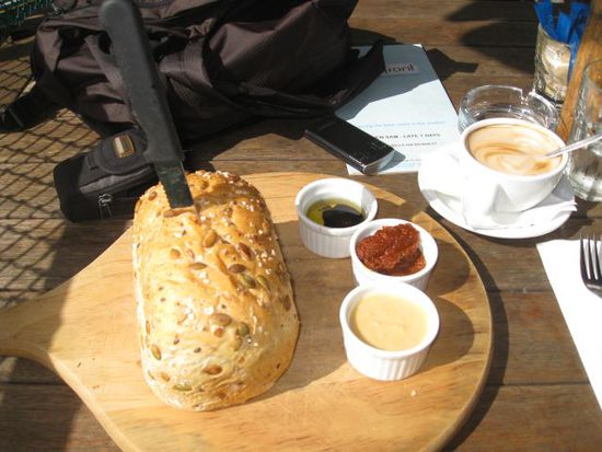 .... ich wollte mit Marsha und John eine "Kleinigkeit" am Hafen von Auckland essen
Die Pizza am vorabend war groß und das wussten wir bei der Bestellung ABER dass ich ein ganzen Laib Brot bekomme als "Snack" hätte ich nicht erwartet... John und Marsha trauten auch kaum ihren Augen und wir hatten wirklich was zu lachen mit meiner Bestellung
Es war aber so lecker, dass ich fast alles geschafft habe!!