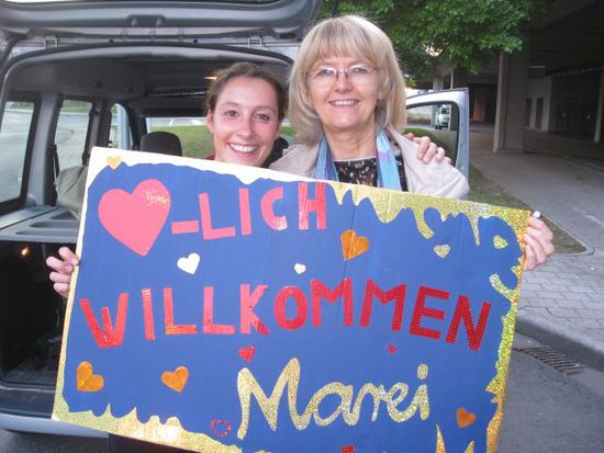 sichtlich am ars... und nach 6 Monaten das erste Mal wieder deutschen Boden unter den Füßen.
Danke Mama für das tolle Willkommens-plakat!!