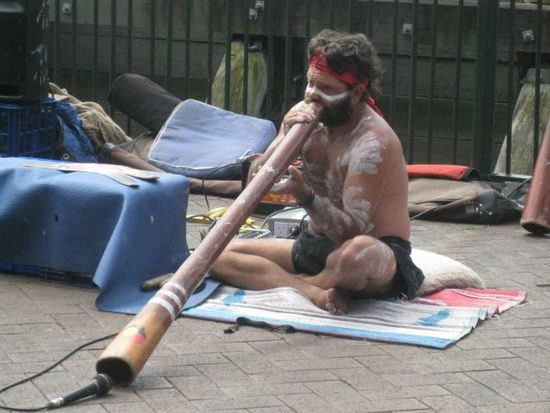 Didgeridoo Spieler am Hafen