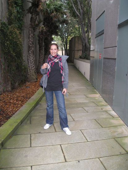 eine kleine Gasse mit Palmen mitten in der Großstadt 