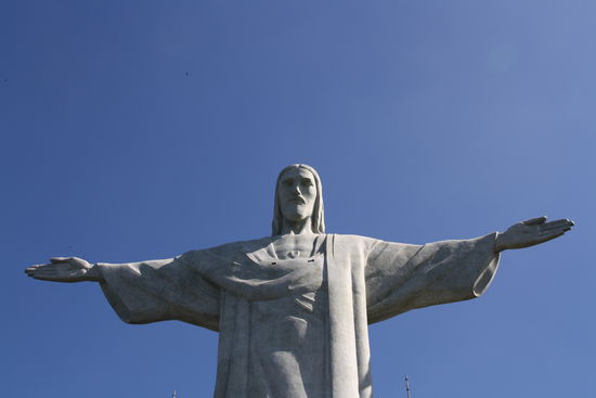 Man sollte der Christusstatue Ohrschuetzer kaufen. Bei den vielen Hubschraubern.