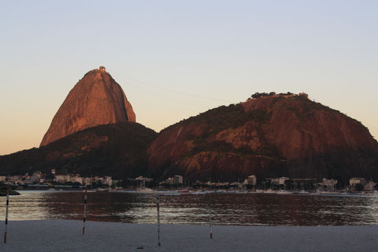 Zuckerhut in der Daemmerung.