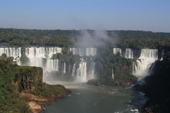 Rechts die argentinische Seite, links die brasilianische. Und in der Mitte die San Martin Insel. Einzigster Punkt wo baden erlaubt ist.