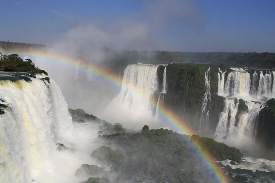 Die einzigartigen Regenboegen fehlen wohl auf keinem Bild der Wasserfaelle.