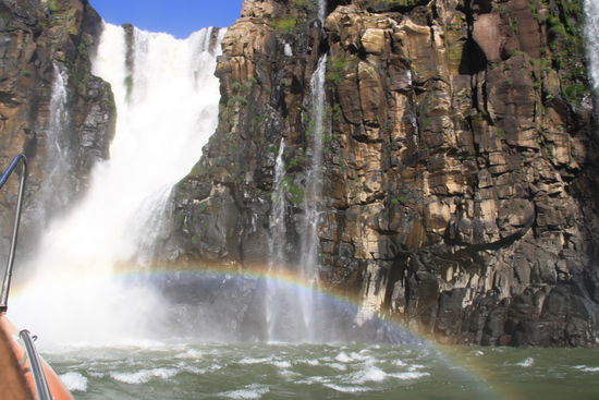 Blick vom Speedboot das direkt unter die seitlichen Wasserfaelle faehrt. Verrueckte Sache...