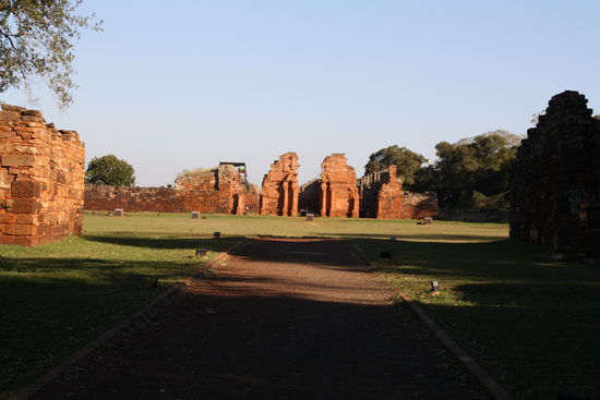 Blick auf den Innenhof des Gelaendes.