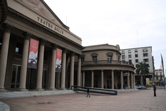 Eines der vielen prunkvollen Gebäude in Montevideo.