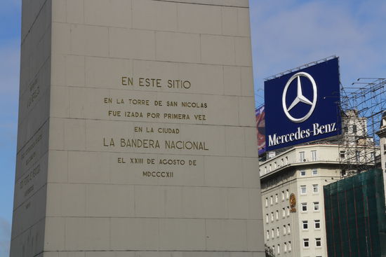 Ich konnte mir das Bild einfach nicht verkneifen. Im Vordergrund ist der Obelisk, das Wahrzeichen der Stadt.