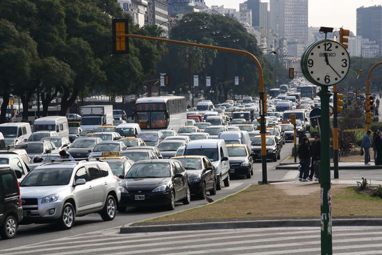 Mucho tráfico auf der Avenida de Mayo die direkt durch das Zentrum geht.
