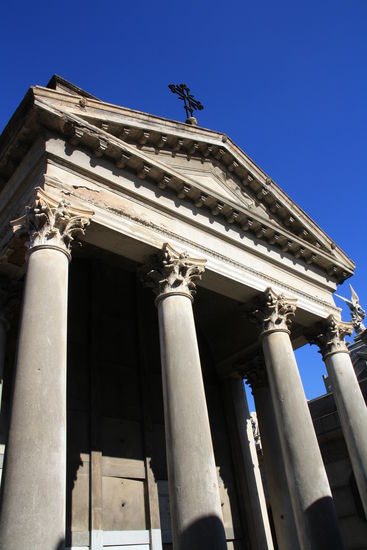 Der Friedhof von Recoleta. Man stelle sich nun schaetzungsweise 1000 mehr von solchen Gebäuden vor.