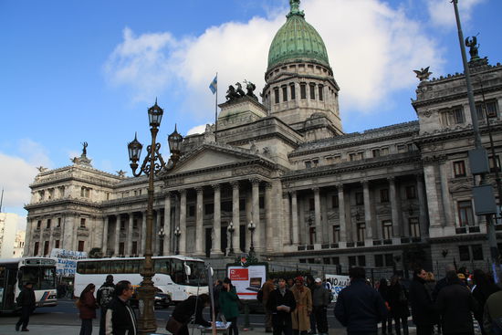 Das Kongressgebaeude. Ihr koennt jetzt selber entscheiden wer den schoeneren Arbeitsplatz hat.