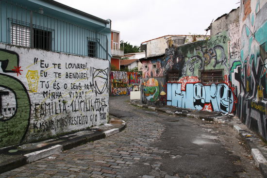Die Batmanstreet in Villa Madalena wuerde ich nachts meiden.